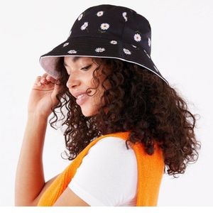 NWT Alice + Olivia Daisy Reversible Bucket Hat